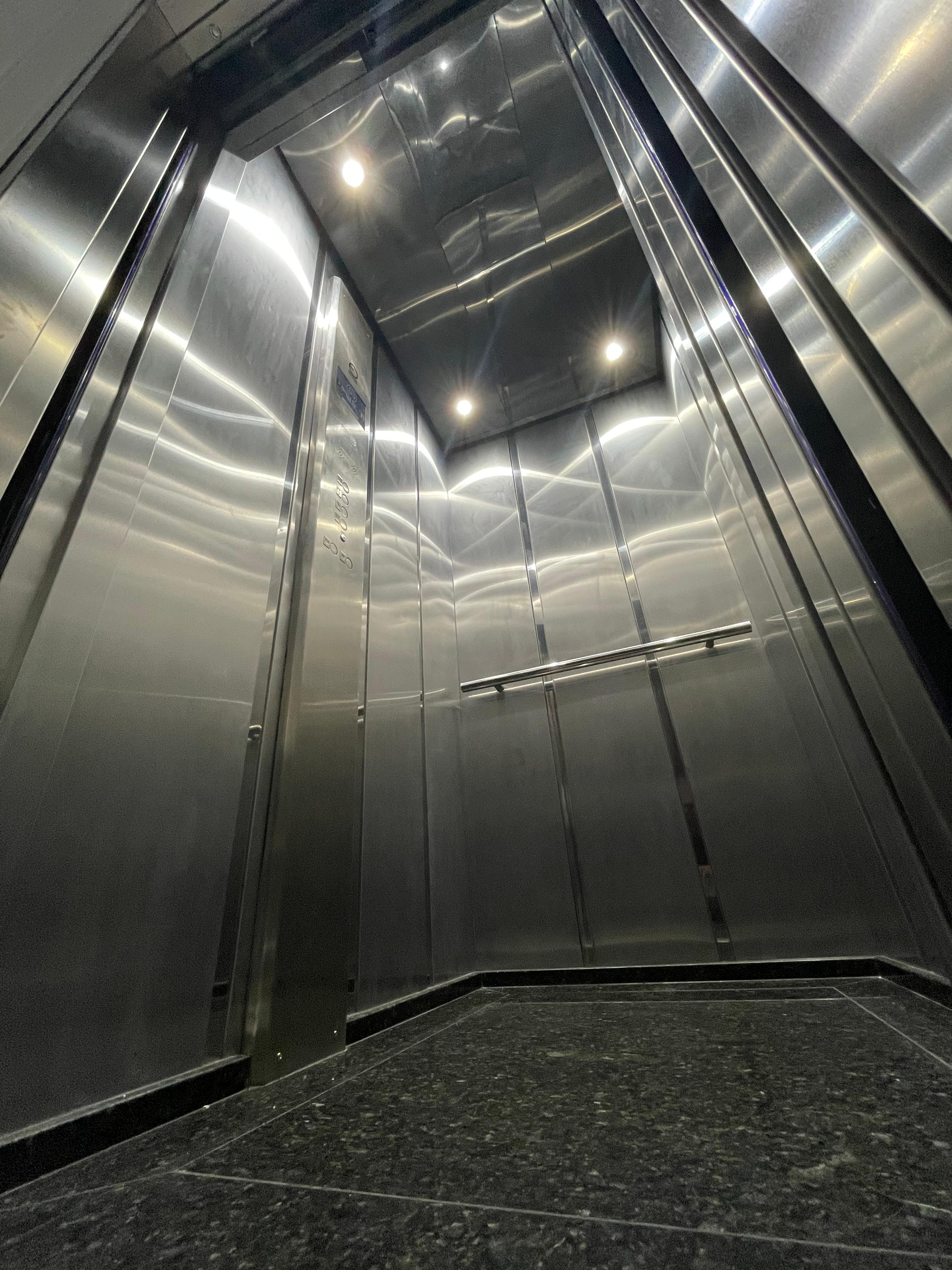 Elevador moderno em prédio corporativo